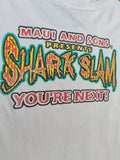 Vintage Maui & Sons Shirt Shark Slam USA Bedruckt Weiß S-M